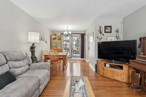 12 Westwood Crescent Sw, Calgary, AB - Indoor Photo Showing Living Room