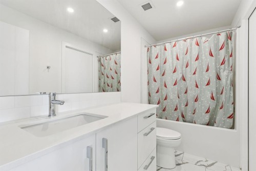 1415-60 Skyview Ranch Road Ne, Calgary, AB - Indoor Photo Showing Bathroom