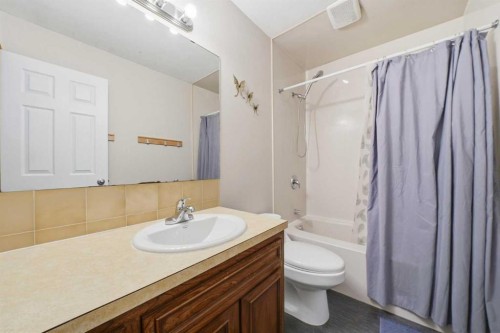 488 Templevale Drive Ne, Calgary, AB - Indoor Photo Showing Bathroom