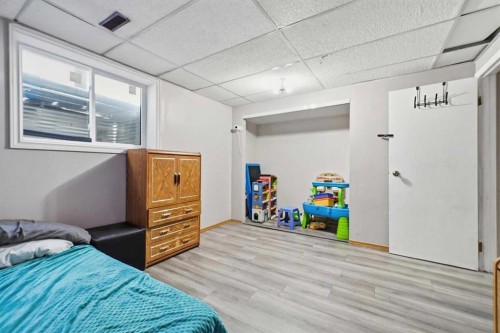 488 Templevale Drive Ne, Calgary, AB - Indoor Photo Showing Bedroom