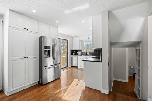 23 Millbank Drive Sw, Calgary, AB - Indoor Photo Showing Kitchen
