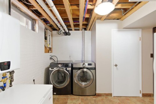 1315 Lake Michigan Crescent Se, Calgary, AB - Indoor Photo Showing Laundry Room