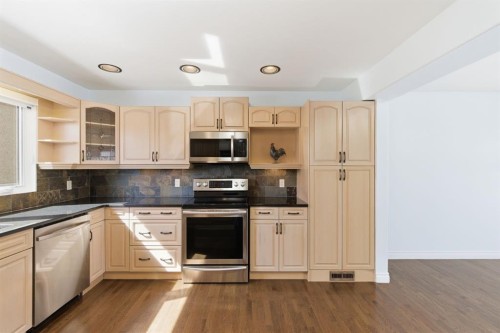 1315 Lake Michigan Crescent Se, Calgary, AB - Indoor Photo Showing Kitchen