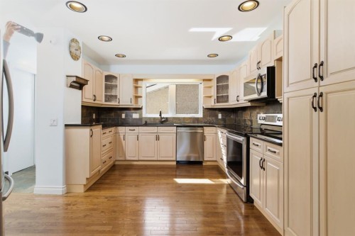 1315 Lake Michigan Crescent Se, Calgary, AB - Indoor Photo Showing Kitchen