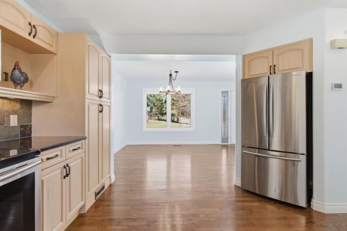 1315 Lake Michigan Crescent Se, Calgary, AB - Indoor Photo Showing Kitchen