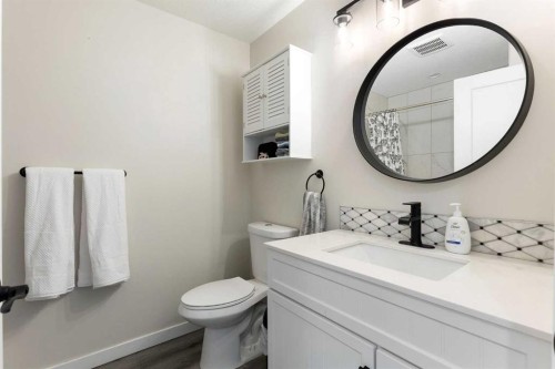 48 Cedargrove Road Sw, Calgary, AB - Indoor Photo Showing Bathroom