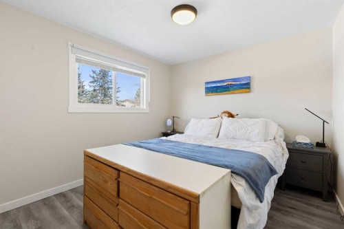 48 Cedargrove Road Sw, Calgary, AB - Indoor Photo Showing Bedroom
