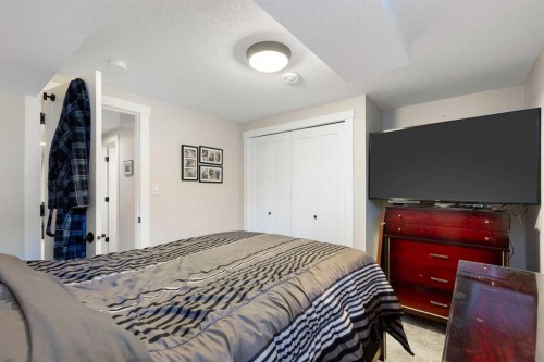 48 Cedargrove Road Sw, Calgary, AB - Indoor Photo Showing Bedroom