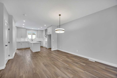 10 Versant Path Sw, Calgary, AB - Indoor Photo Showing Kitchen