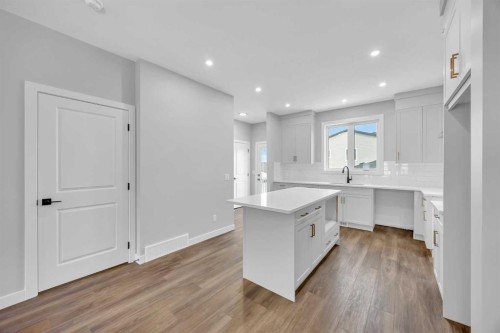 10 Versant Path Sw, Calgary, AB - Indoor Photo Showing Kitchen