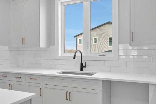 10 Versant Path Sw, Calgary, AB - Indoor Photo Showing Kitchen