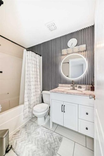 435 Coventry Road Ne, Calgary, AB - Indoor Photo Showing Bathroom
