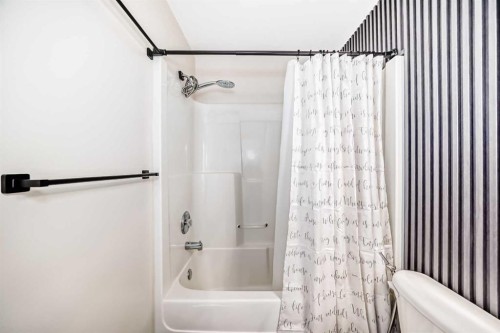 435 Coventry Road Ne, Calgary, AB - Indoor Photo Showing Bathroom