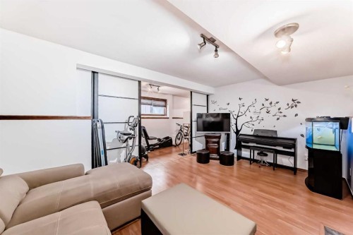 435 Coventry Road Ne, Calgary, AB - Indoor