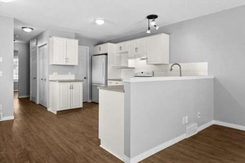 3101 39 Street Sw, Calgary, AB - Indoor Photo Showing Kitchen