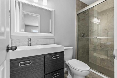 3101 39 Street Sw, Calgary, AB - Indoor Photo Showing Bathroom