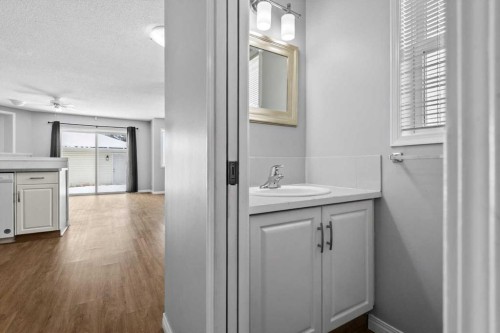 3101 39 Street Sw, Calgary, AB - Indoor Photo Showing Bathroom