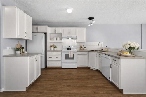 3101 39 Street Sw, Calgary, AB - Indoor Photo Showing Kitchen With Double Sink With Upgraded Kitchen