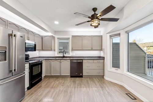 172 Riverglen Park Se, Calgary, AB - Indoor Photo Showing Kitchen