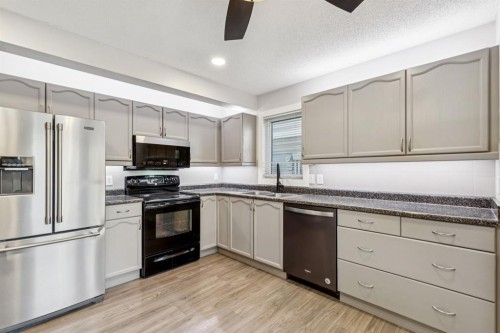 172 Riverglen Park Se, Calgary, AB - Indoor Photo Showing Kitchen With Double Sink
