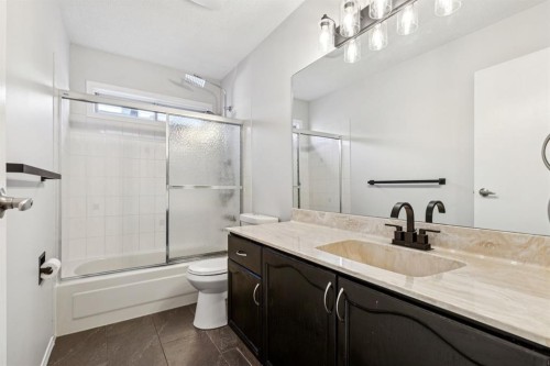 172 Riverglen Park Se, Calgary, AB - Indoor Photo Showing Bathroom