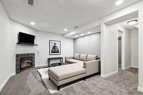 172 Riverglen Park Se, Calgary, AB - Indoor With Fireplace