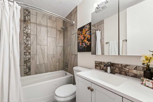 3-6100 4 Avenue Ne, Calgary, AB - Indoor Photo Showing Bathroom