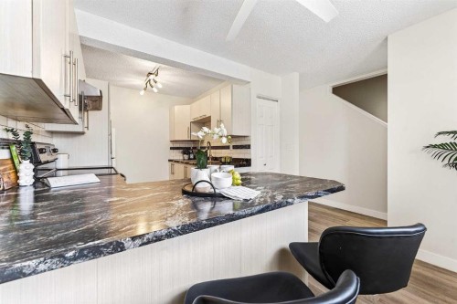 3-6100 4 Avenue Ne, Calgary, AB - Indoor Photo Showing Kitchen