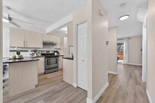 3-6100 4 Avenue Ne, Calgary, AB - Indoor Photo Showing Kitchen With Upgraded Kitchen