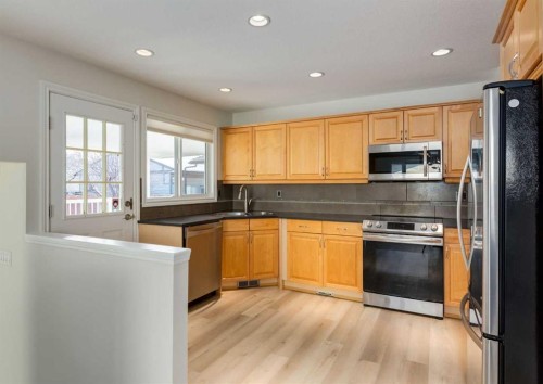 367 Acadia Drive Se, Calgary, AB - Indoor Photo Showing Kitchen