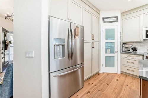 44 Eagleview Heights, Cochrane, AB - Indoor Photo Showing Kitchen