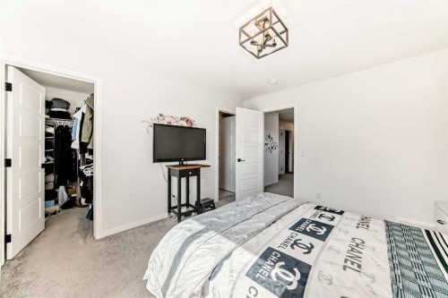 91 Walcrest Way Se, Calgary, AB - Indoor Photo Showing Bedroom