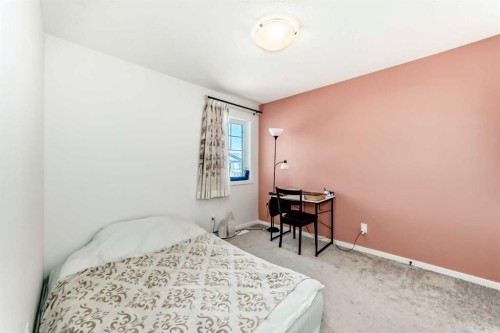 91 Walcrest Way Se, Calgary, AB - Indoor Photo Showing Bedroom
