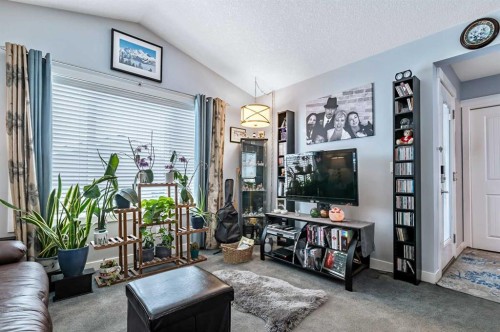 61 Drake Landing Loop, Okotoks, AB - Indoor Photo Showing Living Room