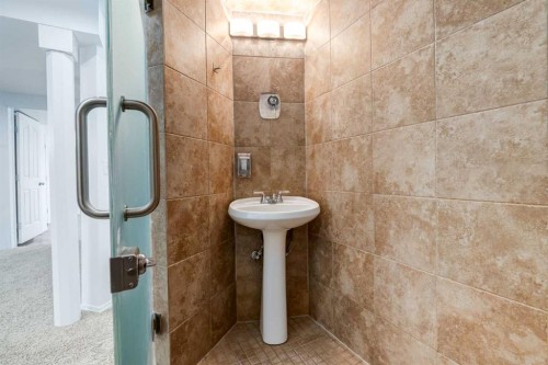 15770 Everstone Road Sw, Calgary, AB - Indoor Photo Showing Bathroom