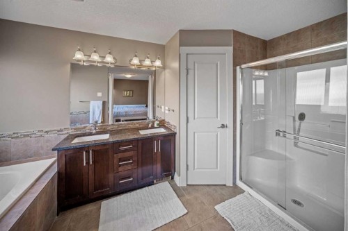 4410 17 Avenue Nw, Calgary, AB - Indoor Photo Showing Bathroom