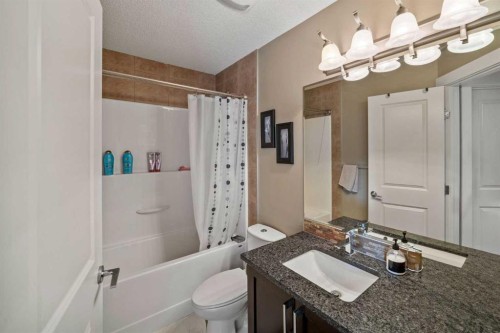 4410 17 Avenue Nw, Calgary, AB - Indoor Photo Showing Bathroom