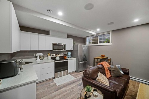 4410 17 Avenue Nw, Calgary, AB - Indoor Photo Showing Kitchen