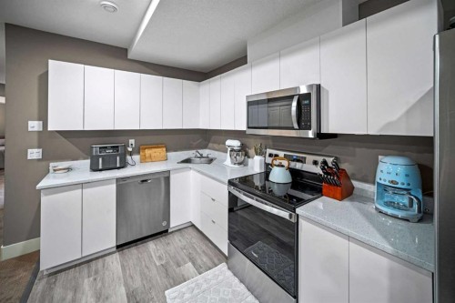 4410 17 Avenue Nw, Calgary, AB - Indoor Photo Showing Kitchen