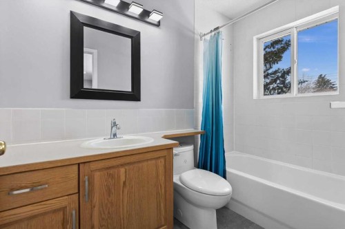 3103 39 Street Sw, Calgary, AB - Indoor Photo Showing Bathroom