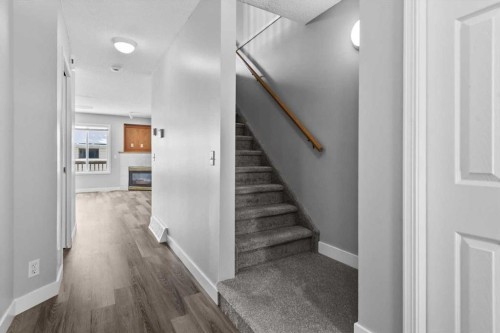 3103 39 Street Sw, Calgary, AB - Indoor Photo Showing Other Room