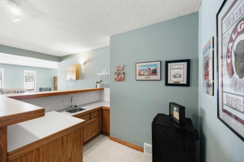 8 Edgevalley View Nw, Calgary, AB - Indoor Photo Showing Kitchen