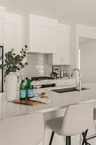 615 Sovereign Common Sw, Calgary, AB - Indoor Photo Showing Kitchen With Upgraded Kitchen