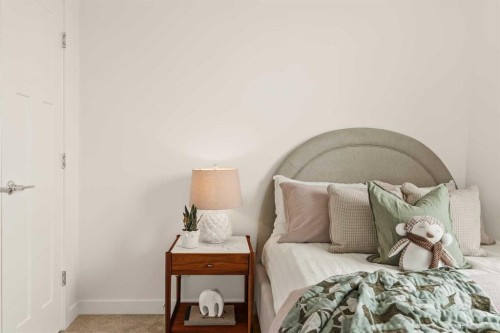 615 Sovereign Common Sw, Calgary, AB - Indoor Photo Showing Bedroom