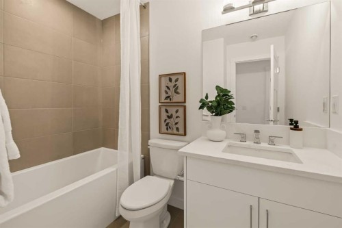 615 Sovereign Common Sw, Calgary, AB - Indoor Photo Showing Bathroom