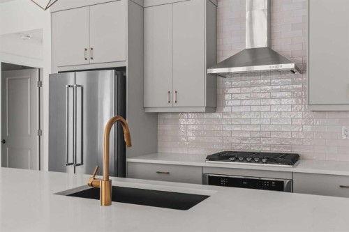 605 Sovereign Common Sw, Calgary, AB - Indoor Photo Showing Kitchen