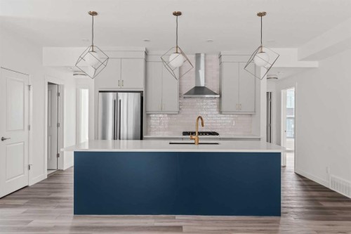 605 Sovereign Common Sw, Calgary, AB - Indoor Photo Showing Kitchen With Upgraded Kitchen