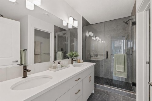 605 Sovereign Common Sw, Calgary, AB - Indoor Photo Showing Bathroom