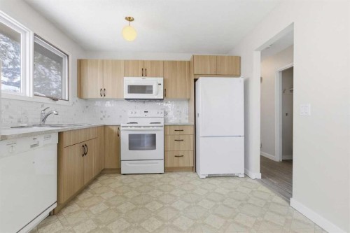 32 Fonda Mews Se, Calgary, AB - Indoor Photo Showing Kitchen
