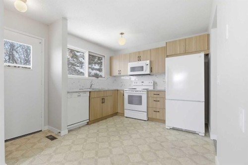 32 Fonda Mews Se, Calgary, AB - Indoor Photo Showing Kitchen